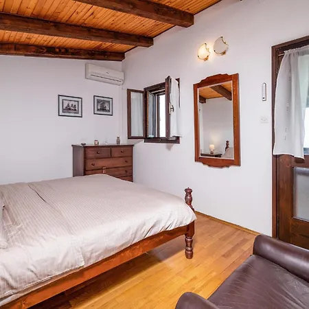 Holiday home Cozy In With Kitchen Plomin