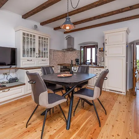 Holiday home Cozy In With Kitchen Plomin